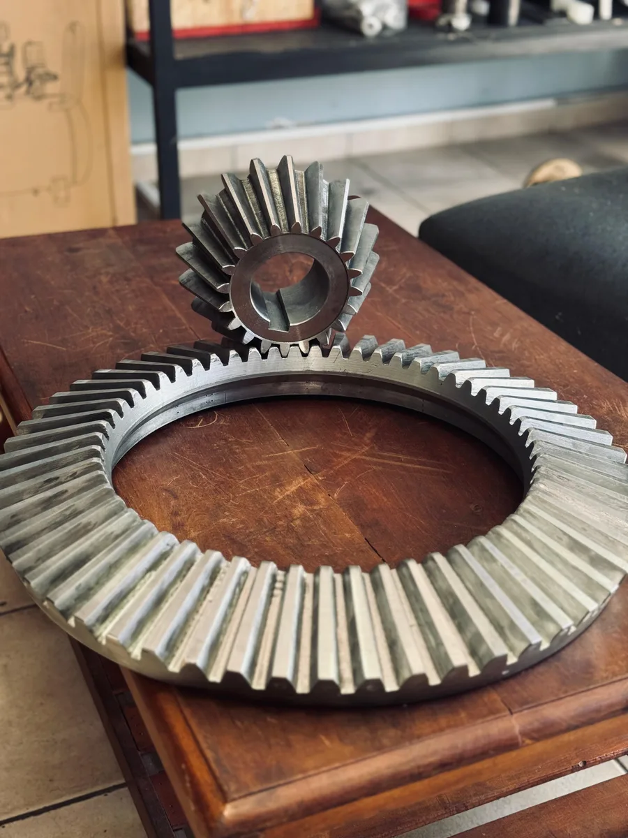Corona cónica de 800 mm en acero SAE 4140 bonificado junto a su piñón, fabricada por MD Mecanizados CNC