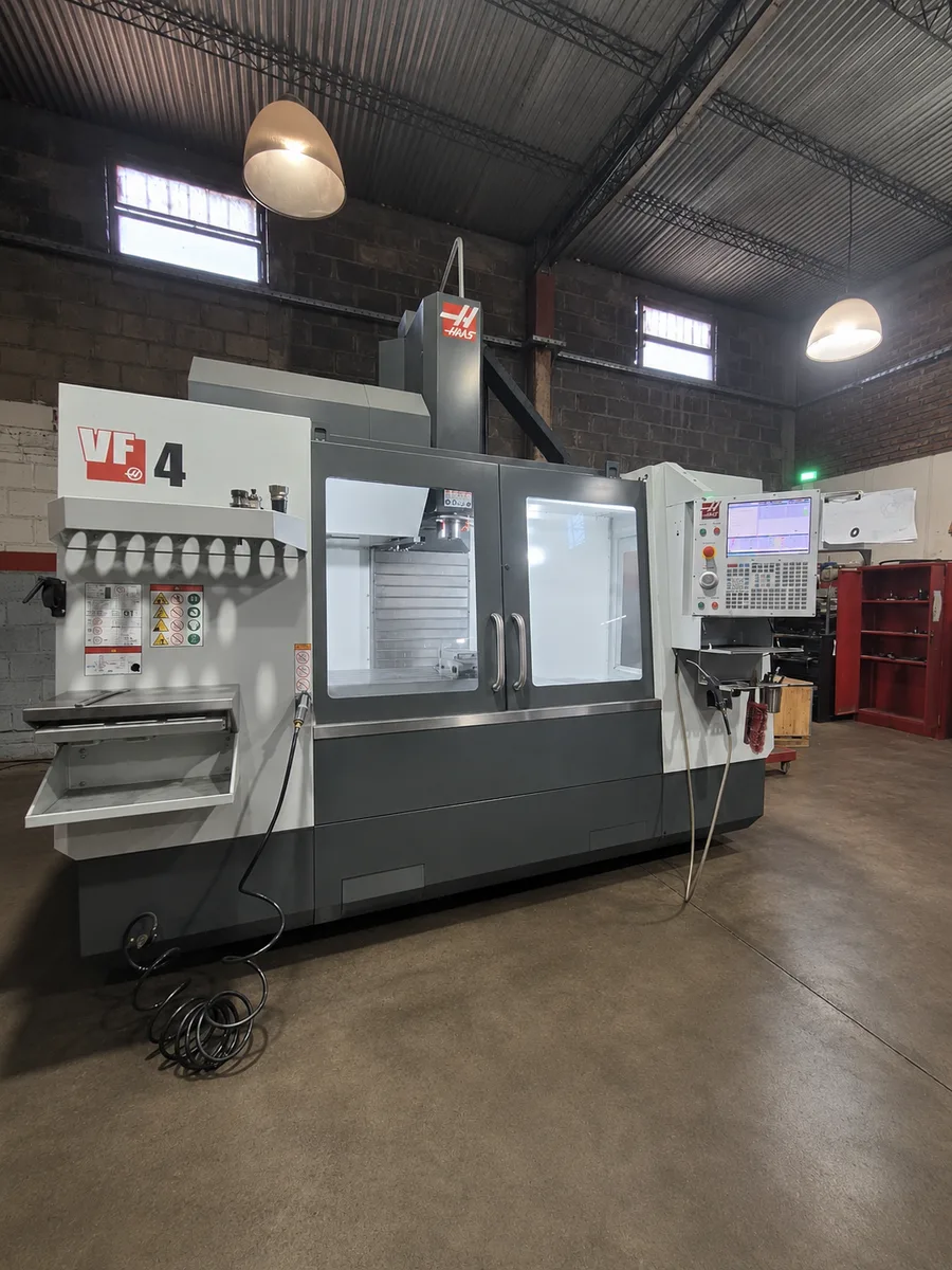 Centro de mecanizado CNC Haas VF-4 con 4.º eje en el taller de MD Mecanizados CNC