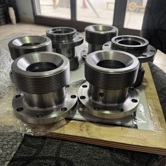Lote de cuerpos bridados con cuello roscado mecanizados en CNC en produccion en serie