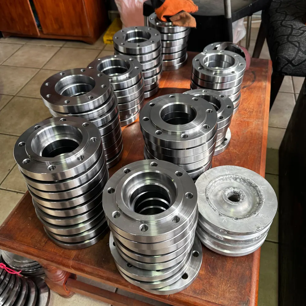 Serie de bridas y cubos mecanizados en CNC, produccion por lote