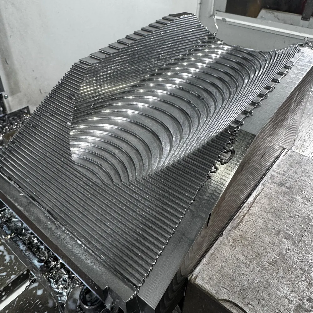 Matriz de curvado con acabado CNC de precision, reproducida por ingenieria inversa