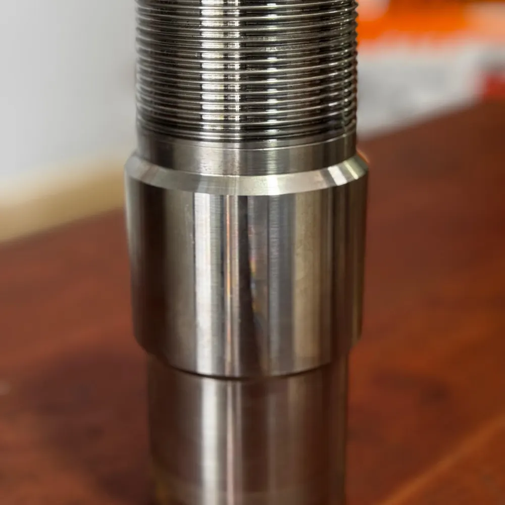 Niple roscado en acero inoxidable con terminacion pulida, mecanizado en CNC
