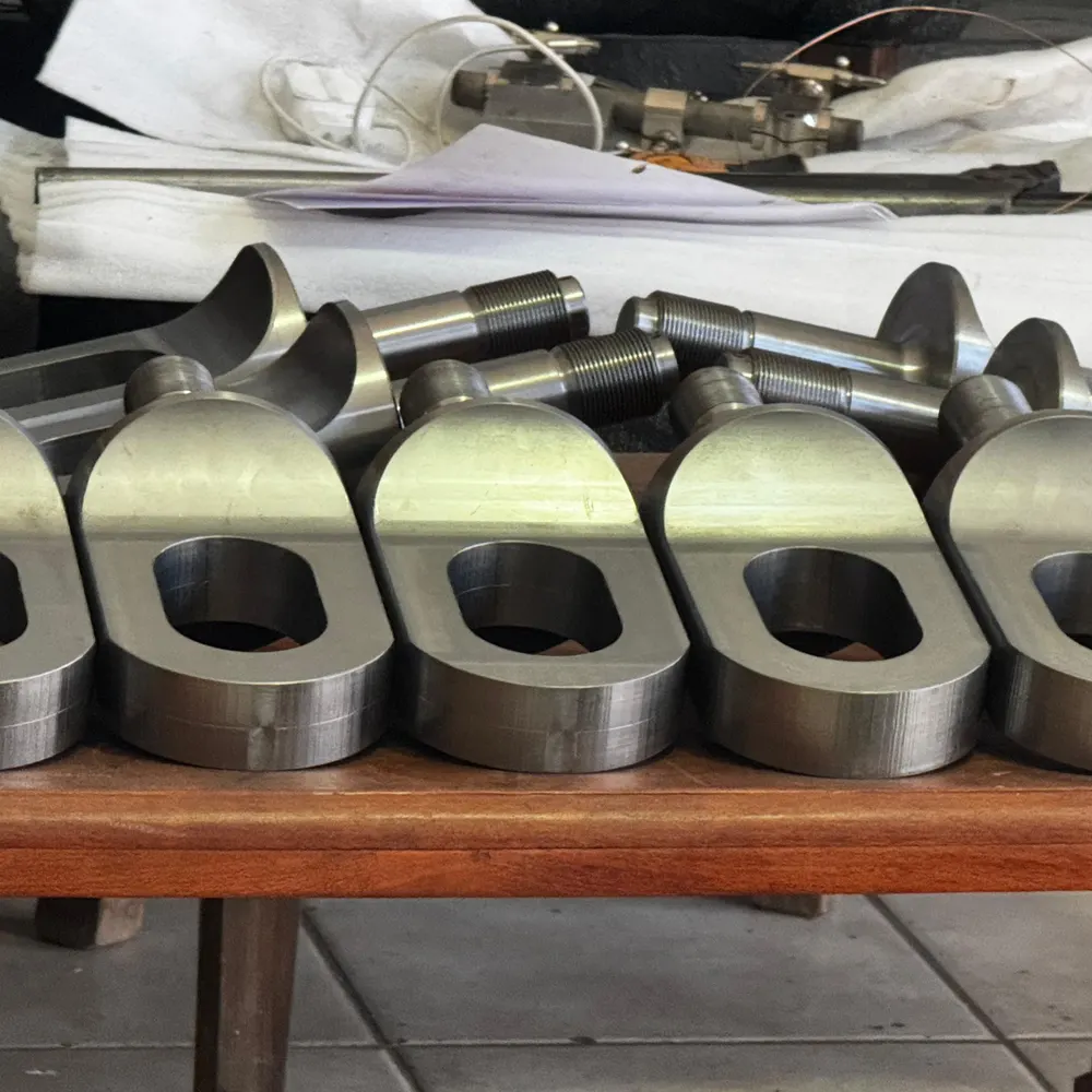 Serie de ojales y vastagos roscados mecanizados en CNC