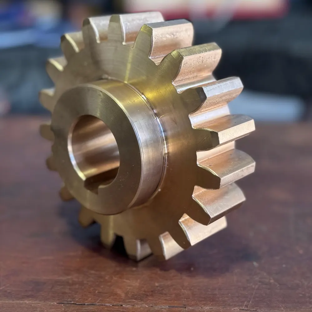 Piñon de bronce con chavetero mecanizado en CNC como repuesto por ingenieria inversa