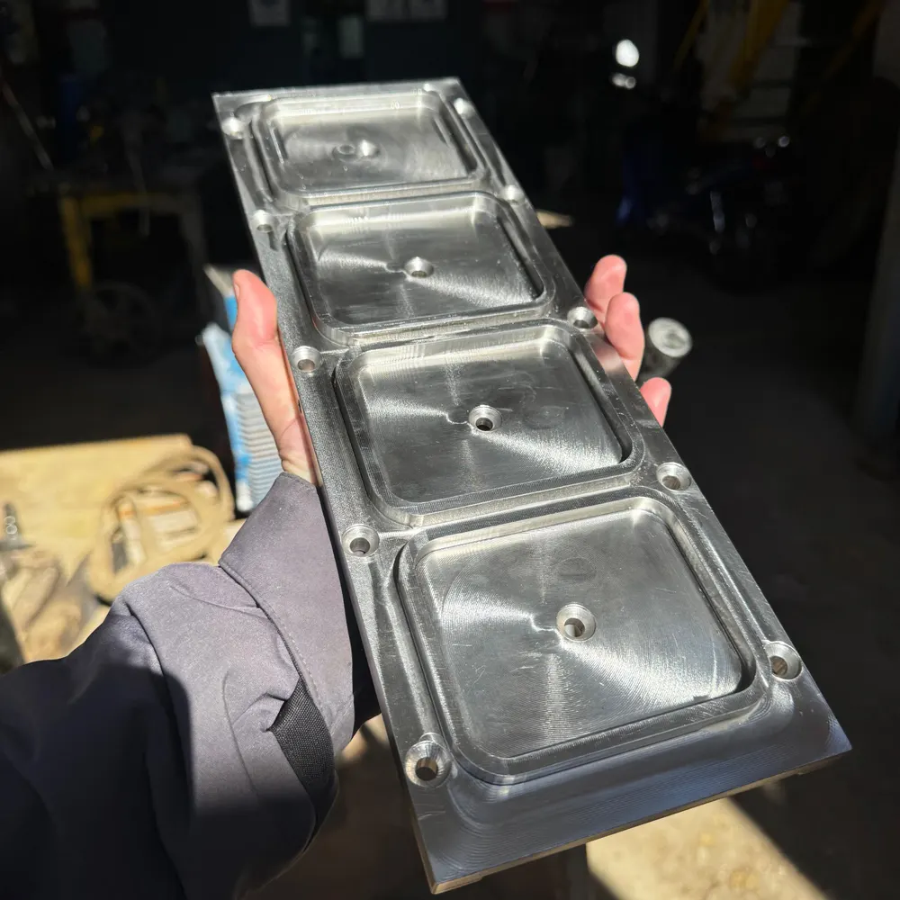 Placa matriz con cavidades mecanizadas en aluminio por ingenieria inversa CNC